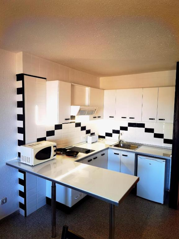 Dormitorio luminoso del apartamento