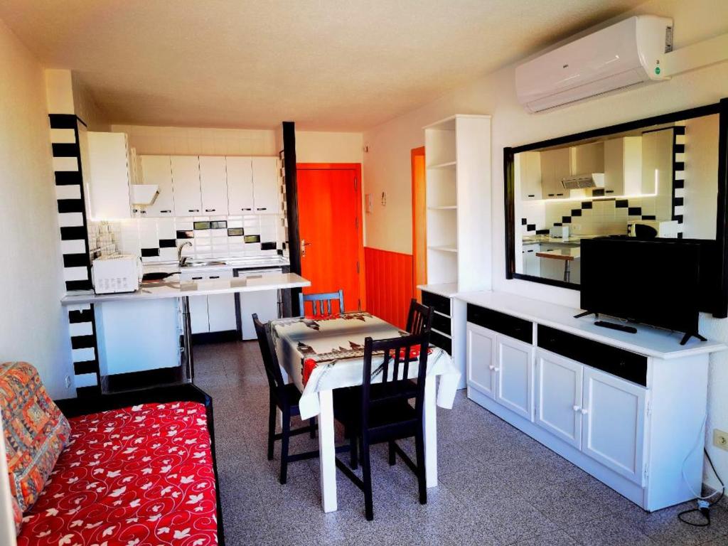 Salón del apartamento Quintasol con sofá y TV